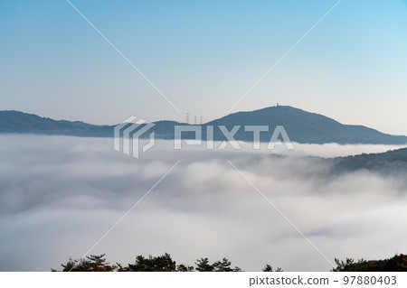A sea of clouds and a clear sky over Kibi Kogen in autumn 5 Kibichuo-cho, Kaga-gun, Okayama Prefecture A sea of clouds and a clear sky over Kibi Kogen in autumn 5 Kibichuo-cho, Kaga-gun, Okayama Prefecture 97880403