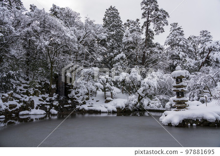 Kenrokuen covered with snow, a popular winter trip to Kanazawa 97881695
