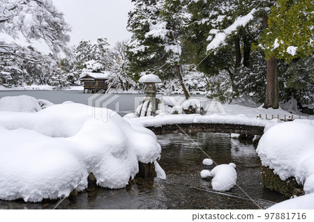 白雪皚皚的兼六園，金澤的冬季熱門旅行 97881716