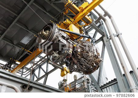 Installation of a gas turbine engine in a module for generating electricity 97882606