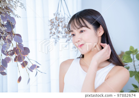 背心的美麗女人 97882674