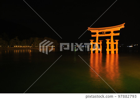 嚴島神社、大鳥居、夜景 嚴島神社、大鳥居、夜景 97882793