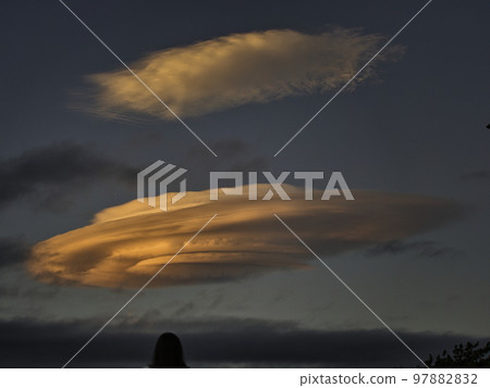 傍晚懸雲 傍晚懸雲 97882832