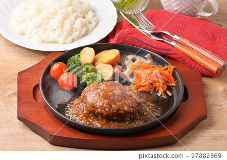 Note) Steam is synthetic. Hamburgers with Japanese-style onion sauce, beef dishes, and meat dishes. 97882869