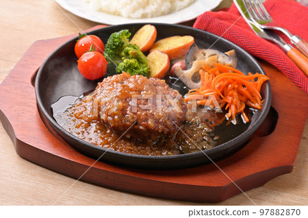 Note) Steam is synthetic. Hamburgers with Japanese-style onion sauce, beef dishes, and meat dishes. 97882870