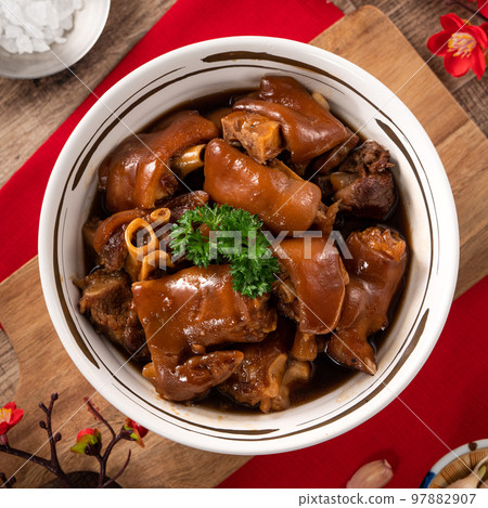 台灣 小吃 滷豬腳 豬腳 農曆新年 過年 年菜 紅燒豬腳 pork knuckle 豚足 97882907