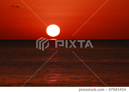 達磨太陽出現在地平線上 達磨太陽出現在地平線上 97883454