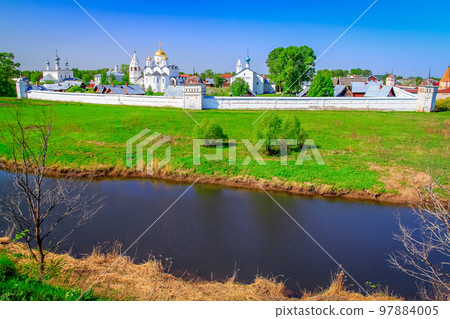 Suzdal village in Golden Ring of Russia, idyllic landscape 97884005
