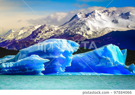 Snowcapped Andes and Lake Argentina with icebergs near El calafate, Patagonia 97884066
