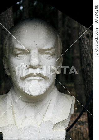 white bust of lenin. 97884289