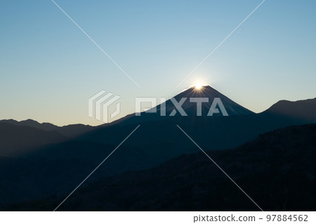 陽光明媚的早晨,鑽石富士的美麗景色 陽光明媚的早晨,鑽石富士的美麗景色 97884562