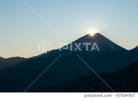 陽光明媚的早晨,鑽石富士的美麗景色 陽光明媚的早晨,鑽石富士的美麗景色 97884563