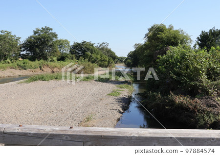 從埼玉縣坂戶市島田的島田橋看到的越部川 從埼玉縣坂戶市島田的島田橋看到的越部川 97884574