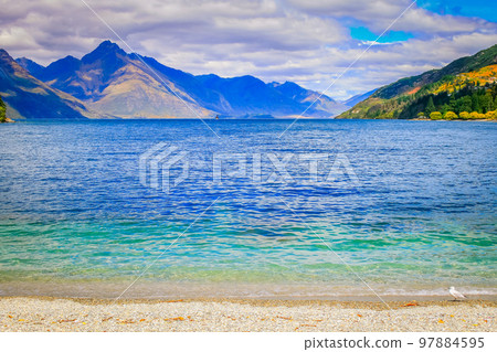 Lake Wakatipu coastline in south New Zealand, near Queenstown 97884595