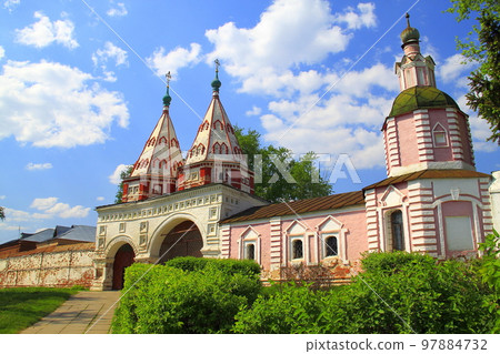 Suzdal village in Golden Ring of Russia, idyllic landscape 97884732