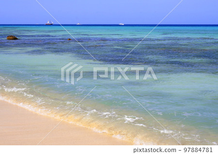 Secluded turquoise beach in Aruba, Caribbean Blue sea, Duth Antilles Secluded turquoise beach in Aruba, Caribbean Blue sea, Duth Antilles 97884781