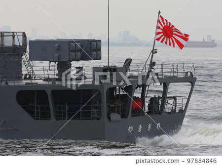 驅逐艦DD-152“山霧”艦尾自衛旗 97884846