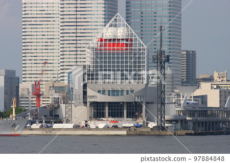 Harumi Passenger Terminal as seen from the sea (photographed in 2012; closed in 2022) Harumi Passenger Terminal as seen from the sea (photographed in 2012; closed in 2022) 97884848