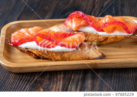 Salmon gravlax sandwich 97885229
