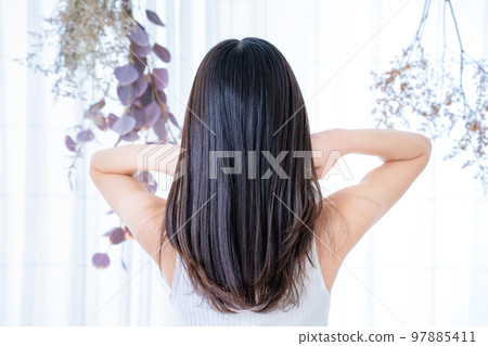 穿著背心的女人的後視圖 97885411