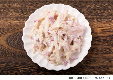 Red shigure radish and tuna mayonnaise salad Red shigure radish and tuna mayonnaise salad 97886224