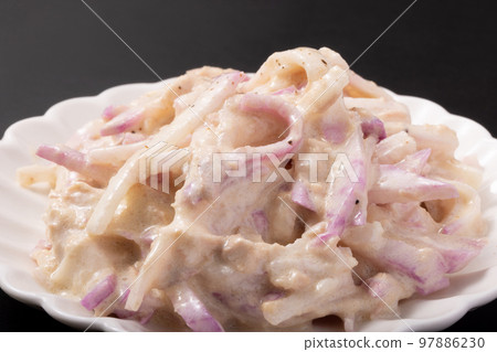 Red shigure radish and tuna mayonnaise salad Red shigure radish and tuna mayonnaise salad 97886230