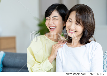 父母和孩子在客廳裡放鬆 97886417