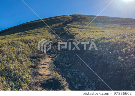 從滋賀縣石灰嶺攀登鈴鹿山的龍岳：從龍嶽山頂到遊覽山脊的山脊線 97886602