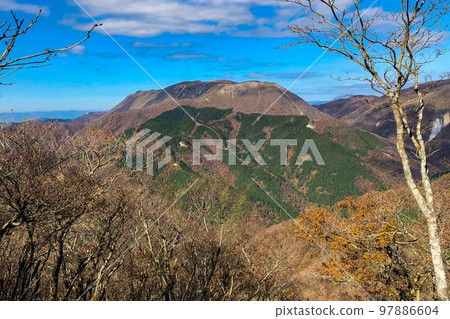 Climbing Ryugatake in the Suzuka Mountains from Ishigure Pass in Shiga Prefecture: Mt. Miike seen from the summit of Mt. Choshi 97886604