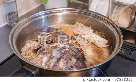 Make sea bream boiled in the kitchen | Japanese fish dishes 97888335