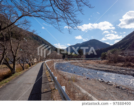 Landscape of the Tamba River and riverbed in winter, Tambayama Village, Yamanashi Prefecture Landscape of the Tamba River and riverbed in winter, Tambayama Village, Yamanashi Prefecture 97888400