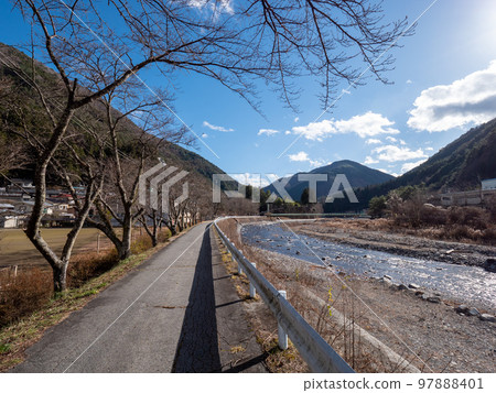 山梨縣丹波山村冬季的丹波川和河床景觀 山梨縣丹波山村冬季的丹波川和河床景觀 97888401