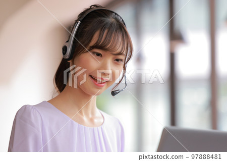 Operator woman_lavender-colored blouse_close-up 1 97888481