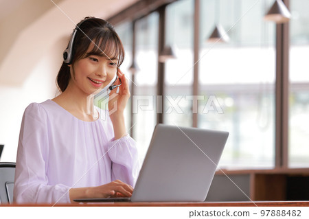 操作員手牽著耳機_薰衣草色襯衫 1 97888482