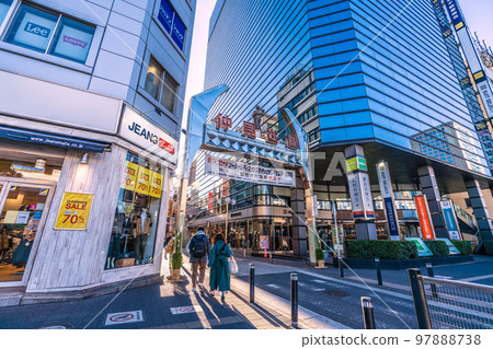 Kawasaki cityscape in Japan Although it is a corona disaster ... Nakamise street in front of Kawasaki station where the blue sky spreads = January 3 97888738