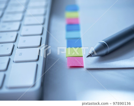 文件和個人計算機的商業形象 文件和個人計算機的商業形象 97890136