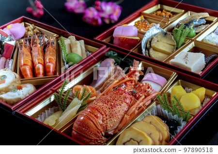 層層疊疊的年菜盒鳥瞰特寫。日本料理、時令料理、慶典形象 97890518