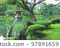 金澤兼六園的石燈籠和池塘 97891659