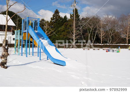 一隻可愛貓的腳印在一個被雪覆蓋的無人居住的公園裡 97892999