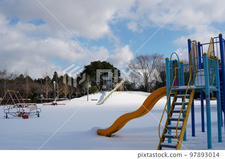 一隻可愛貓的腳印在一個被雪覆蓋的無人居住的公園裡 97893014