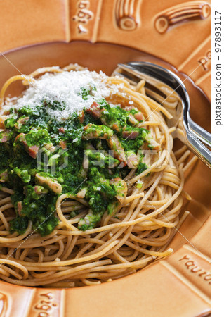 spaghetti with spinach leaves, bacon and parmesan cheese 97893117
