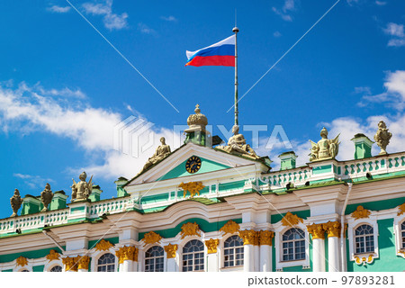 Winter Palace and Russian flag in Saint Petersburg, Russia 97893281