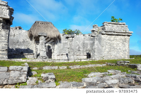 Ruins of Tulum, pre Columbian Mayan city situated on cliffs along the east coast of the Yucatan Peninsula on the Caribbean Sea, Mexico. 97893475