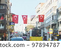 國旗在土耳其城市道路上可見 97894787