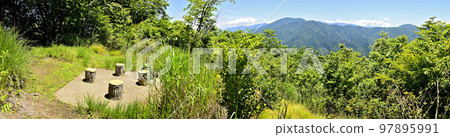 多子地塊的生竹山 山頂的椅子上的全景 多子地塊的生竹山 山頂的椅子上的全景 97895991