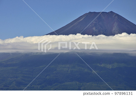 從多子地塊的尺子山山頂看到的夏天的富士山 從多子地塊的尺子山山頂看到的夏天的富士山 97896131