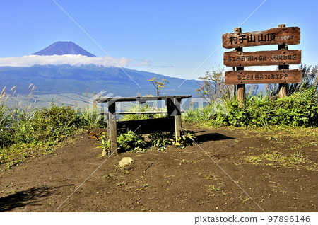 從百名名山之一的尺子山山頂看到的道子山、富士山 從百名名山之一的尺子山山頂看到的道子山、富士山 97896146