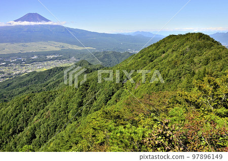 從多子山的木野上眺望富士山和尺子山的夏日景色 從多子山的木野上眺望富士山和尺子山的夏日景色 97896149