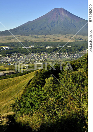 道子山山脈 石庫山甲座路線 朝陽下的甲座山和富士山 道子山山脈 石庫山甲座路線 朝陽下的甲座山和富士山 97896200