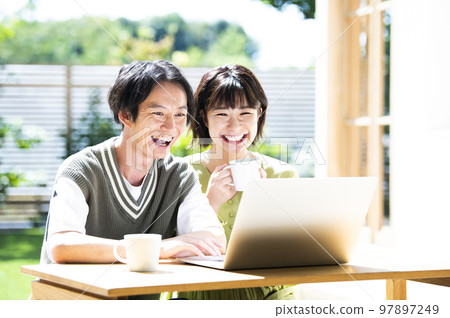夫婦計算機搜索微笑發現 夫婦計算機搜索微笑發現 97897249